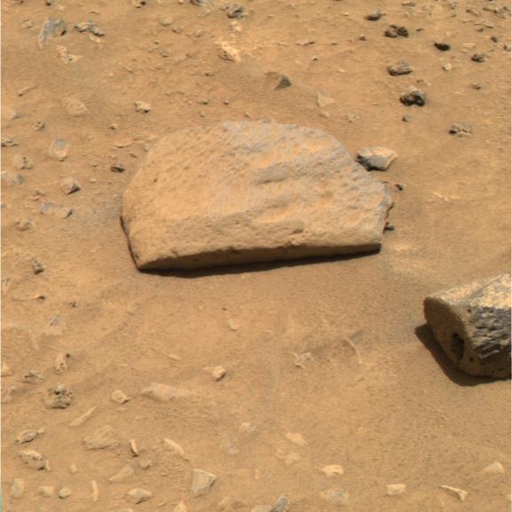 На Марсе найдены камни с прямоугольными отверстиями